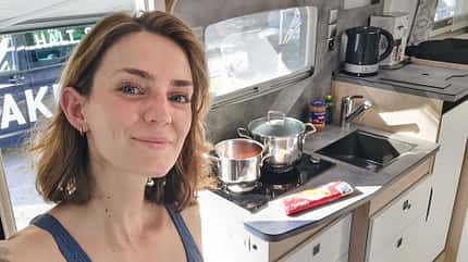 Frankia Neo MT, Reisemobil, Dauertest, Küche, Innenraum, Topf, Herd, Spüle f_Dauertest_Frankia_Neo_Küche