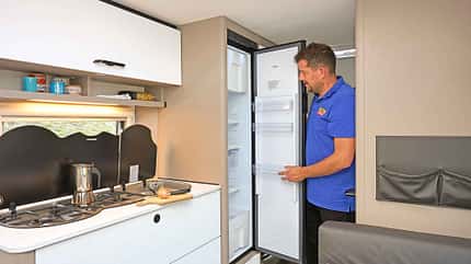 Dethleffs C´GO 495 QSK, Wohnwagen, Caravan, Küche, Kühlschrank