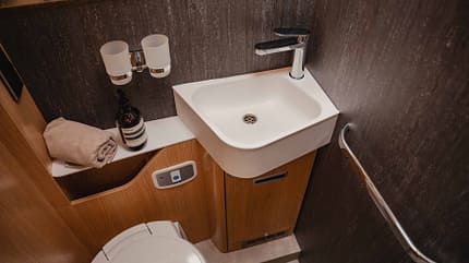 Badezimmer, Waschbecken, WC Badezimmer, Waschbecken, WC