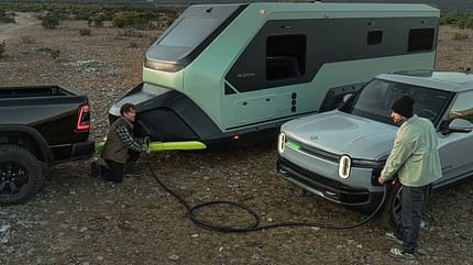 Evotrex PG5 Wohnwagen lädt E-Autos während der Fahrt dank smarter Energieversorgung, Solaranlage, Lithium-Batterie, Gasgenerator Evotrex PG5 Wohnwagen lädt E-Autos während der Fahrt dank smarter Energieversorgung