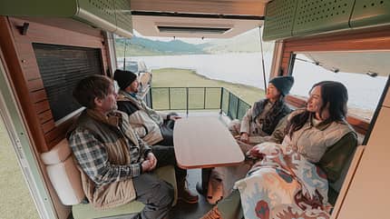 Evotrex PG5 Wohnwagen lädt E-Autos während der Fahrt dank smarter Energieversorgung, Solaranlage, Lithium-Batterie, Gasgenerator Evotrex PG5 Wohnwagen lädt E-Autos während der Fahrt dank smarter Energieversorgung