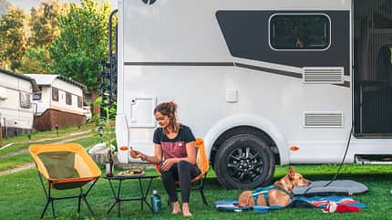 i_Camping_mit_Hund_Wohnmobil