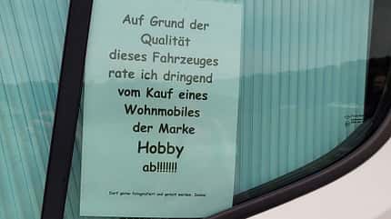 Hobby Wohnmobil, unzufriedener Kunde, Schild im Fenster