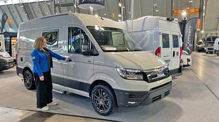Allrad-Camper auf der CMT 2025, Campingbus, Redakteurin