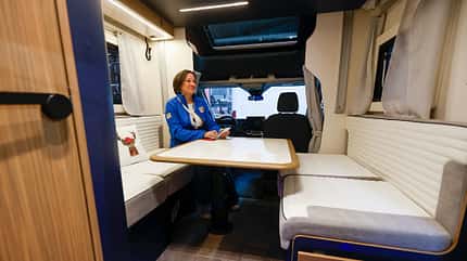 Innenaufnahme, Sitzgruppe, Längssitzbänke