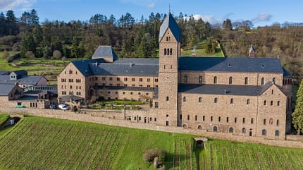 
Blick von oben auf die Benediktinerabtei St. Hildegard bei Rüdesheim am Rhein im Rheingau