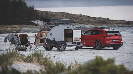 Strand, Teardrop-Caravan, Auto, Campingstühle, Außenküche Strand, Teardrop-Caravan, Auto, Campingstühle, Außenküche