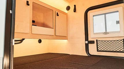 Innenaufnahme, Bett, Stauraum, Luke, Fenster Innenaufnahme, Bett, Stauraum, Luke, Fenster