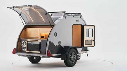 Außenaufnahme, Freisteller, Heckansicht, geöffnete Heckklappe, Küche Außenaufnahme, Freisteller, Heckansicht, geöffnete Heckklappe, Küche