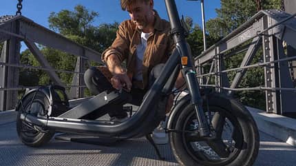 E-Scooter, Mann, Akkutausch