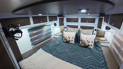 Bett, Bugbett, Schlafzimmer, Dachstauschränke, Kissen, Fenster, Rollos