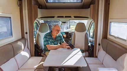 Sitzgruppe, Mann, Längsbänke