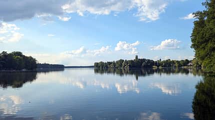 See, Gewässer, Bäume, blauer Himmel