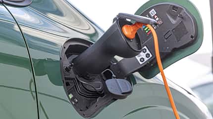 Renault Twingo E-Tech 80 Urban Range, Elektroauto, Ladevorgang, Ladeanschluss, Stromkabel, E-Mobilität, Renault, Kleinwagen, Stadtfahrzeug, Elektromobilität Detailaufnahme des Ladeanschlusses eines Renault Twingo E-Tech 80 Urban Range während des Ladevorgangs.