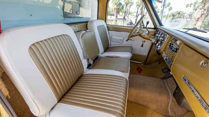 Chevrolet C20 CST, Del Rey Sky Lounge, Fahrerkabine, Sitzbank i_Oldtimer_Traumhochzeit_Fahrerkabine