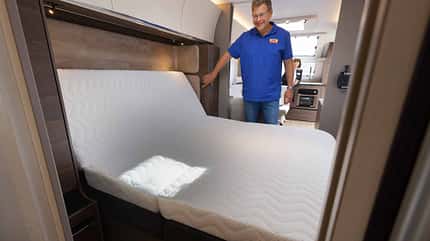 Queensbett, Mann, Innenaufnahme, Schlafzimmer