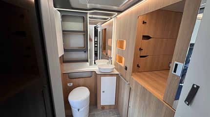 Waschbecken, Schublanden im Kleiderschrank, WC