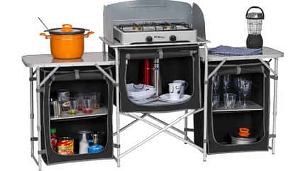 Berger Campingküche XL, Outdoor-Küche im Einsazt, Gasherd, Windschutz, Topf, Licht, Gläser Berger Campingküche XL, Outdoor-Küche im Einsazt, Gasherd, Windschutz, Topf, Licht, Gläser