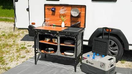 Camplife Capri Deluxe Küchenbox, aufgestellt, vor Wohnmobil, Kühlbox Camplife Capri Deluxe Küchenbox, aufgestellt, vor Wohnmobil, Kühlbox