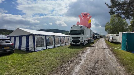 Hobby De Luxe 460 Ufe, Caravan, Dauertest, Nürburgring, 24-h-Rennen, Sattelzug f_24-h-Rennen_Hobby_Dauertest_Holländer