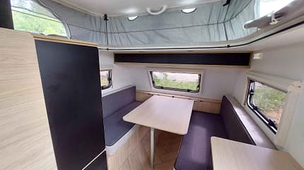 Mini Freestyle 290, Caravan, Sitzgruppe, Tisch, Doppelbett f_Mini-Freestyle_290_Sitzgruppe