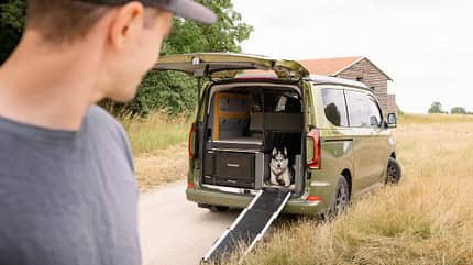 Mann, Campervan, außenaufnahme, Hund im Heck, Rampe, Möbel Space Camper, Classic+, Dog