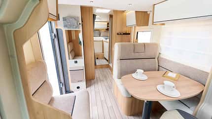 Forster T 745 EB, Durchschuss, Innenaufnahme, wohnraum, Sitzgruppe Innenraum Forster T 745 EB (2027) – Wohnraum-Durchschuss mit Sitzgruppe und neuer Möbelarchitektur