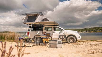 Abenteuer pur: Prime Tech Wasteland Dachzelt auf einem Pickup, bereit für die Wildnis. Staubige Pisten, endlose Weiten und das Gefühl von Freiheit – Camping wie im echten Outback.