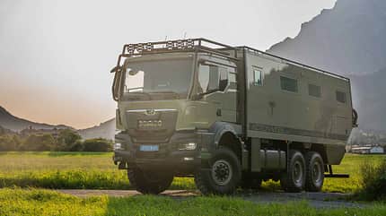 Außenaufnahme, Action Mobil, MAN, Berge Expeditionsmobil GLOBAL XRS 7400 LEOPARD von ACTION MOBIL vor Bergpanorama, MAN TGS 6x6 Dreiachser, Luxus-Wohnmobil in Natur