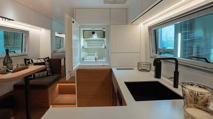 Küche, Spülbecken, Kühlschrank Küchenzeile im GLOBAL XRS 7400 LEOPARD mit Spülbecken und Kühlschrank, Wohnmobil-Küche mit Stauraum
