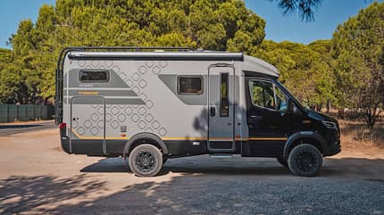 Seitansicht, außen, Teilintegrierter, Wohnmobil Hymer ML-T 570 CrossOver (2027): Seitansicht des teilintegrierten Wohnmobils in Tarmac Grey mit Native-Bamboo-Stilwelt. Robuste Optik für Straße und Gelände.
