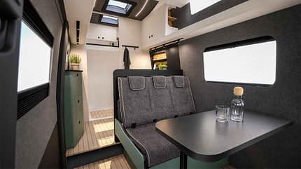 Rhön Camp, The Core, Campingbus, Innenraum, Sitzgruppe, Tisch i_Rhon_Camp_The_Core_Innenraum