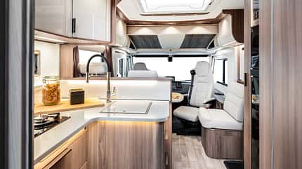 Kabe Imperial 830 TRAQ 4x4 Blick nach vorn auf die Küche