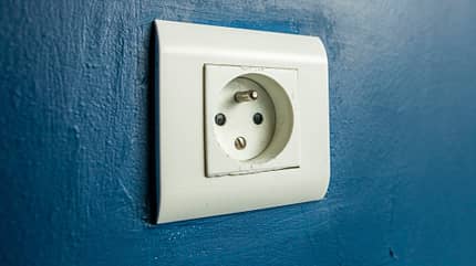 In Frankreich wird die Steckdose Typ F mit Erdungsstift in der Mitte verwendet. Belgien, Polen und die Tschechische Republik nutzen sie auch. Der klassische Schuko-Stecker (CEE 7/7) passt trotzdem, weil er ein Hybridsystem für die Steckdosen Typ F und Typ E ist. In Frankreich wird die Steckdose Typ E mit Erdungsstift in der Mitte verwendet. Belgien, Polen und die Tschechische Republik nutzen sie auch. Der klassische Schuko-Stecker (CEE 7/7) passt trotzdem, weil er ein Hybridsystem für die Steckdosen Typ F und Typ E ist.