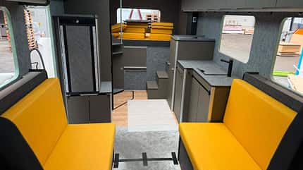 Bis zu 45 Prozent Gewicht spart die E-Wohnmobilstudie durch den Möbelaufbau aus Leichtbaumatreial von Vöhringer.