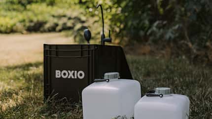 Tragbares Campingwaschbecken BOXIO – WASH XL – 07 Vergleich Kanister 5 und 7l (2 innen verbaut).