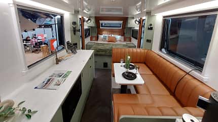 Wie eine Lounge auf Rädern: Cognac-Leder, keine Oberschränke, dafür Panoramafenster. Wie eine Lounge auf Rädern: Cognac-Leder, keine Oberschränke, dafür Panoramafenster.