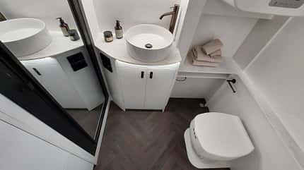 Fischgrät-Parkett im Caravan-Bad? Beim ADX 21 ist das Standard Fischgrät-Parkett im Caravan-Bad? Beim Bruder ADX 21 ist das Standard.
