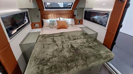 Hotel-Feeling statt Wohnwagen: Queen-Bett mit Lederkopfteil und Retro-Ventilatoren. Hotel-Feeling statt Wohnwagen im Bruder ADX-21: Queen-Bett mit Lederkopfteil und Retro-Ventilatoren.
