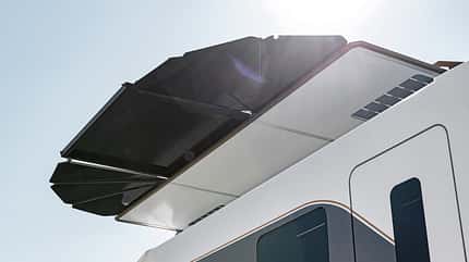 Der Dethleffs C.Core ist die Studie eines Wohnmobils der Zukunft mit Solarblume, die ausgefahren eine Markise ist und sich während der Fahrt in er Reling verstecxkt. Das Wohnmobil ist Autark und der Aufbau elektrisch.