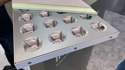 Der Aufbau des Dethleffs C.Core besteht aus dem bionischen Leichtbau-Material Necto – gefrästes und geprägtes Alublech, das eine steife Struktur bei bis zu 45 kg weniger Gewicht ermöglicht. Als Dämmung dienen rund 45 Quadratmeter recyceltes PET aus etwa 1.800 gebrauchten Flaschen