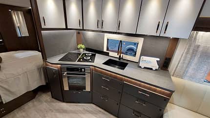 Caravan, Luxuscaravan, Polar Chimera 650 BQDA, Küchenblock, Küche, Induktionsfeld, Spüle f_Polar_Chimera_650_BQDA_Küche
