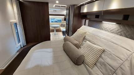 Caravan, Luxuscaravan, Polar Chimera 650 BQDA, Schlafbereich, Bett, Durchgang f_Polar_Chimera_650_BQDA_Schlafbereich