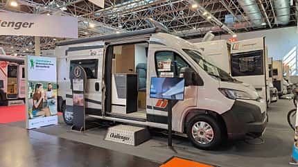 Challenger S117 V Road Edition (2027), Außenaufnahme, Campingbus, Messe Düsseldorf, offene Seitentür Challenger S117 V Road Edition (2027) – Außenansicht mit offener Seitentür, weißer Campingbus auf dem CARAVAN SALON Düsseldorf, modernes Design, Citroen Jumper Basis