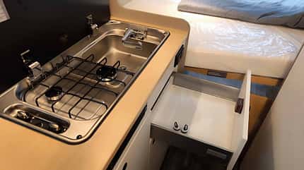 Roadfans Hopper 600 Pure (2027), Küche, Schublade, Spülbecken, Herd Roadfans Hopper 600 Pure (2027) – Küchenzeile mit Spülbecken, 2-Flammen-Herd, Schubladen, Campingbus-Küchenblock