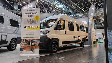 Roadfans Hopper 600 Pure (2027), Caravan Salon, Messestand Roadfans Hopper (2027) – Messestand auf dem CARAVAN SALON Düsseldorf, Campingbus-Ausstellung, Besucher, moderne Fahrzeuge
