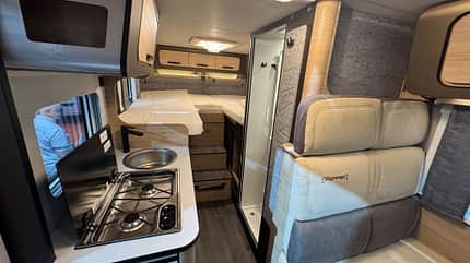Wie eine Lounge auf Rädern: Cognac-Leder, keine Oberschränke, dafür Panoramafenster. Weinsberg CaraCompact Edition Pepper 580 MEG 2029