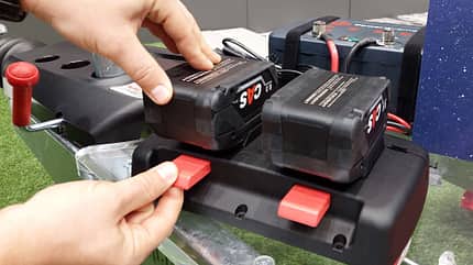 Der Rangierantrieb Alko Mammut Glaxy mit Werkzeugakkus aus dem Baumarkt fährt auch mit 18 Volt Spannung. Der Rangierantrieb Alko Mammut Glaxy mit Werkzeugakkus aus dem Baumarkt fährt auch mit 18 Volt Spannung.