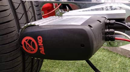 Der Rangierantrieb Alko Mammut Glaxy mit Werkzeugakkus aus dem Baumarkt fährt auch mit 18 Volt Spannung. Der Rangierantrieb Alko Mammut Glaxy mit Werkzeugakkus aus dem Baumarkt fährt auch mit 18 Volt Spannung.