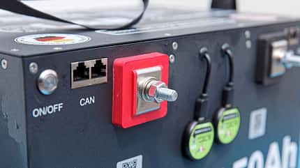 LFB-Batterie, Test, Untersitz-Batterie, Bulltron 350 Ah, Stehbolzen f_LFP-Batterietest_Bulltron2